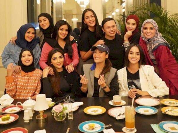 Mommy Cantik Geng Cendol Asyik Nongkrong, Netizen Nyinyir: Lesti Lagi Bucin Jangan Diajak