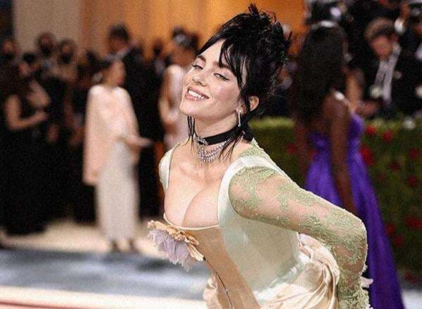 Billie Eilish Cium Teman Kecil