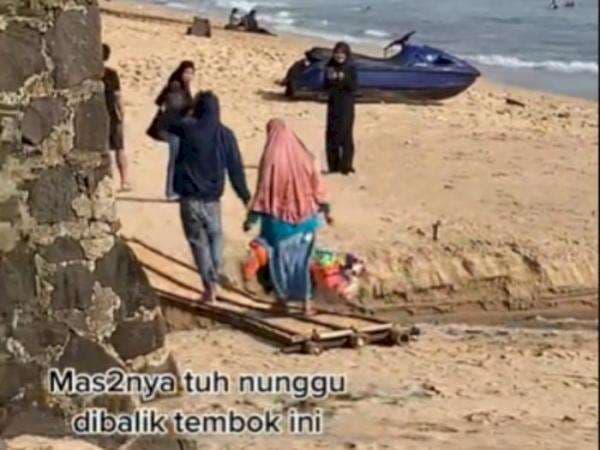 Wisatawan di Anyer Kena Prank, Lewati Jembatan Kayu Ini Ternyata Harus Bayar