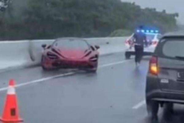 Mobil Mewah McLaren Hilang Kendali Hingga Berbalik Arah di Tol Waru Sidoarjo Jawa Timur