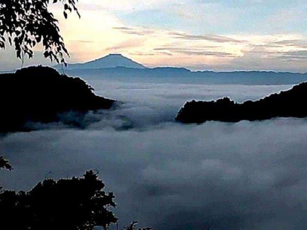 Puncak Bangku, Cara Seru Menikmati ‘Negeri di Atas Awan’ dari Ciamis