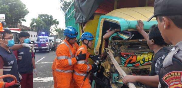 Kecelakaan di Jalan Jogja – Purworejo, Satu Orang Terjepit Kabin Truk