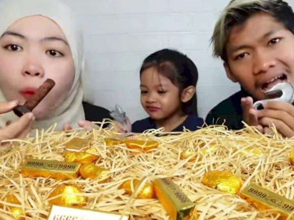 Video YouTubers Malaysia Mukbang &#39;Besi&#39; Bikin Netizen Indo Ngakak: Pura-Pura Gak Tau Aja