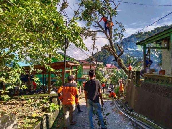 Tim Gabungan Saber Kelurahan Tarempa Bersihkan Jalan Kampung Baru dan TPU Katolik
