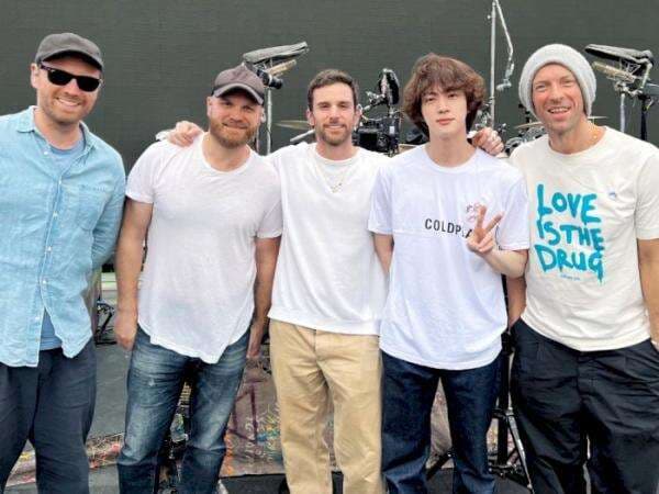 Chris Martin Bersyukur Buatin Lagu untuk Single Solo Jin BTS Sebelum Wajib Militer