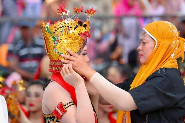 Haru dan Bangga, Orang Tua Lihat Anak Mereka Tampil dalam Tari Kolosal Haru dan Bangga, Orang Tua Lihat Anak Mereka Tampil dalam Tari Kolosal