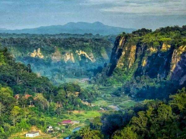 Keindahan Ngarai Sianok, Wisata Andalan Bukittinggi Diabadikan dalam Uang Pecahan Rupiah Keindahan Ngarai Sianok, Wisata Andalan Bukittinggi Diabadikan dalam Uang Pecahan Rupiah