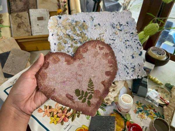 Keren! Cewek Bali Sukses Ubah Kertas Tak Terpakai Jadi Cover Buku Estetik Incaran Turis