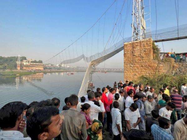 Jembatan Gantung di India Ambruk, Sedikitnya 141 Orang Meninggal Dunia Jembatan Gantung di India Ambruk, Sedikitnya 141 Orang Meninggal Dunia