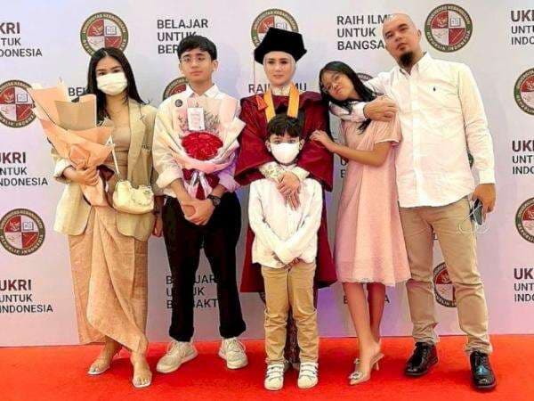 Resmi Sarjana, Mulan Jameela Rayakan Wisuda Bareng Suami dan Anak: Alhamdulillah