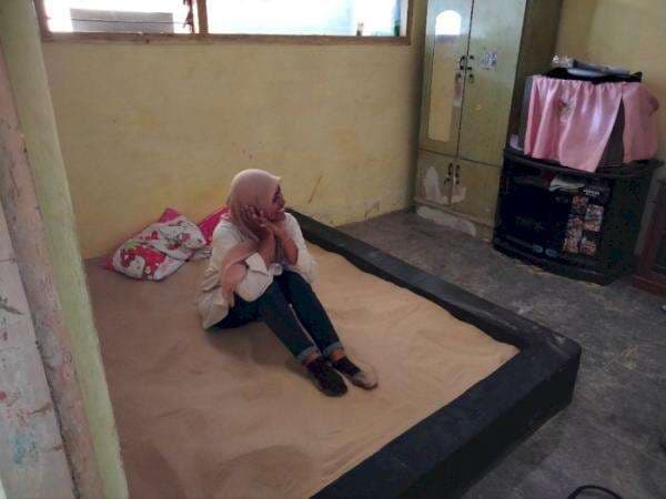 Tidur Beralaskan Pasir, Tradisi Turun Temurun Warga Sumenep Untuk Hindari Penyakit