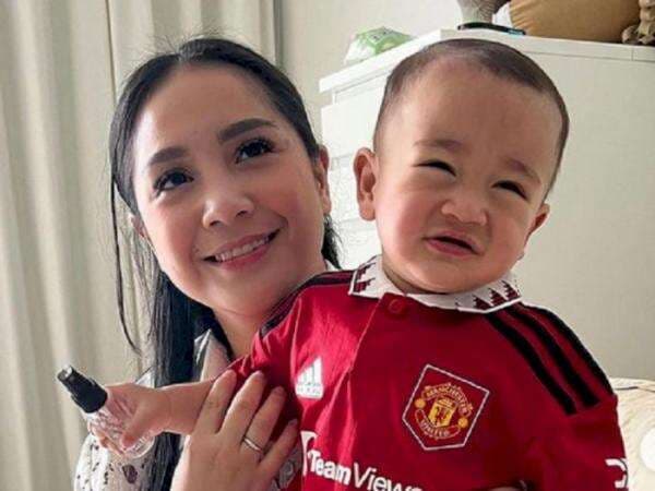 Gemes Banget! Tengok Imutnya Cipung Pakai Jersey Manchester United