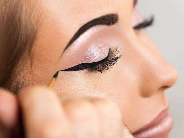 Rekomendasi 4 Eyeliner Lokal Murah Meriah, Hasilnya Wow!