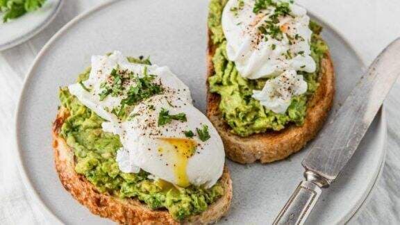 Resep Avocado Toast with Egg, Menu Sarapan Sehat yang Praktis