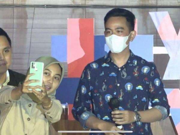 Tanya Soal Arti Pencitraan, Gibran Rakabuming Bagi Sepatu ke Peserta Your Voice Matters