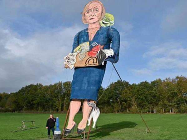 Di depan 10 Ribu Pasang Mata, Patung Raksasa Mantan Perdana Menteri Inggris akan Dibakar