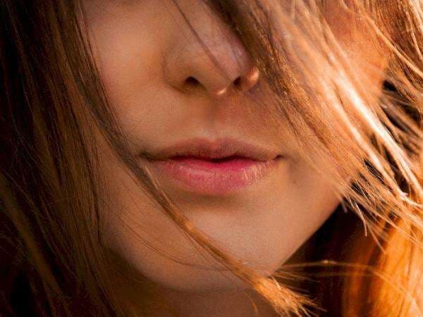 Menjilat Bibir Saat Kering Bukan Solusi yang Tepat, Ini Dampak Buruknya