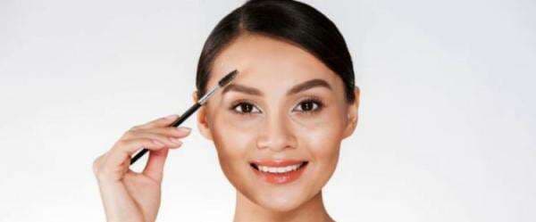 7 Cara gunakan pensil alis agar natural dan rapi, cocok bagi pemula