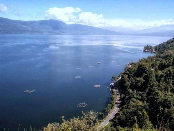 Aneh! Ternyata Ikan Bilis Cuma Bisa Hidup di Danau Ini, Panoramanya Tenangkan Jiwa!