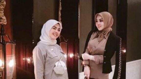 `Desahan Manja Kedengeran!` Gegara Sakit Hati Disenggol Aisyahrani, Kelakuan `Binal` Syahrini di Ruko Anang Dikuliti Habis: Ancur... `Desahan Manja Kedengeran!` Gegara Sakit Hati Disenggol Aisyahrani, Kelakuan `Binal` Syahrini di Ruko Anang Dikuliti Habis: Ancur...