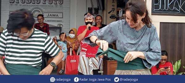 Bule Inggris Ikut Lomba Menggulung Stagen dan Mewiru Kain Jarik