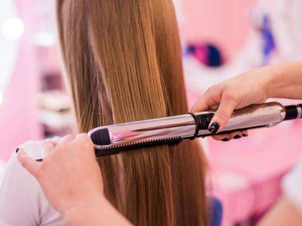 4 Tips Cegah Rambut Bau Gosong Tiap Abis Catokan