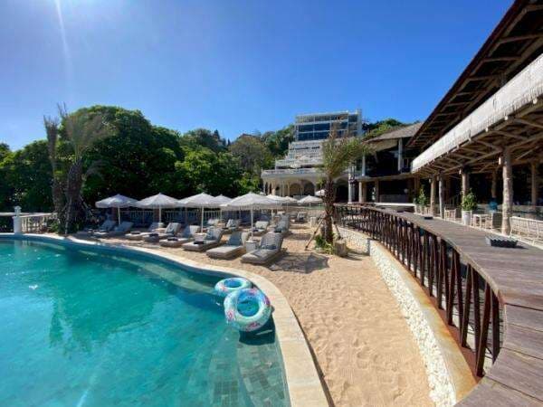 Beda dari yang Lain! Beach Club di Bali Ini Malah Jual Rujak dan Gorengan, Kayak Gimana?