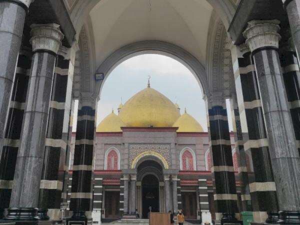Kubah Masjid Ini Dibuat dari Emas Asli, Dibangun Tanpa Hitung Biaya oleh Pasutri Kaya Raya Kubah Masjid Ini Dibuat dari Emas Asli, Dibangun Tanpa Hitung Biaya oleh Pasutri Kaya Raya