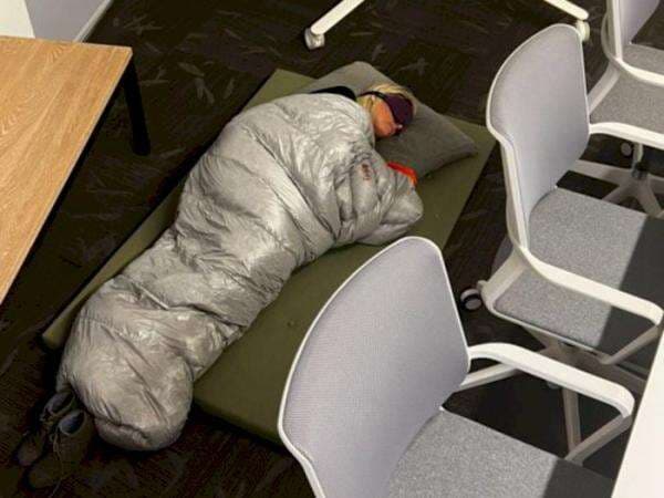 Kerjaan Numpuk, Karyawan Twitter Sampai Tidur di Lantai Kantor Beralaskan Sleeping Bag