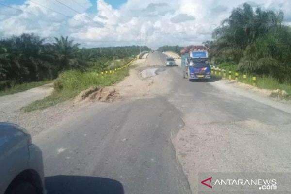 Gegara Truk Kelebihan Tonase, Sejumlah Jalan di Inhu Rusak