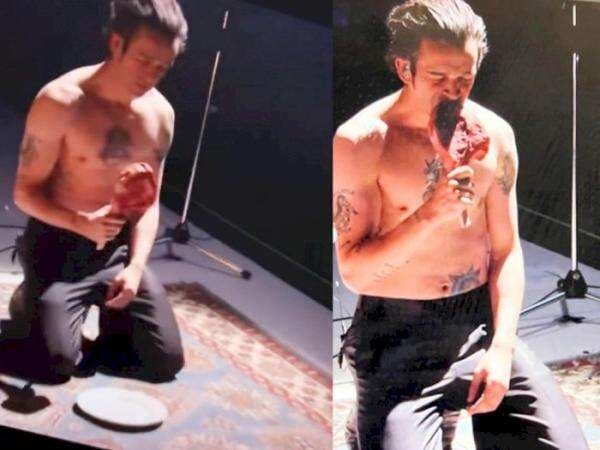 Vokalis The 1975 Bertelanjang Dada Makan Daging Mentah saat Manggung, Ini Videonya