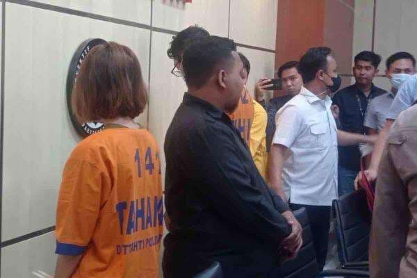 Link Video Wanita Kebaya Merah Viral, Bohirnya Dikejar, Fetish?