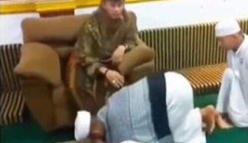 Habib Bahar Santai Duduk di Sofa, Jemaah Gantian Cium Tangan Hingga Kakinya, Netizen: Fir’aun Jaman Now