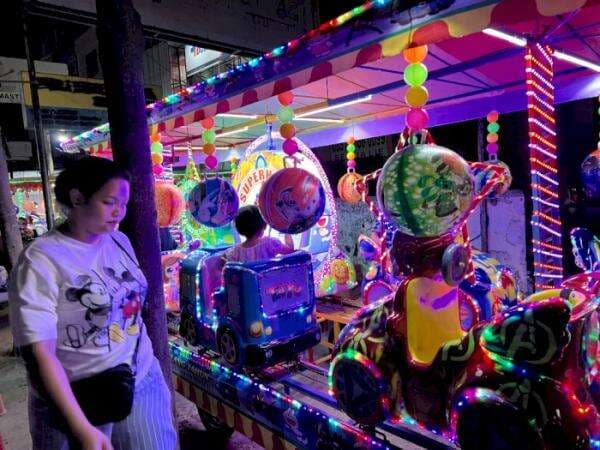 Salut! Gadis Muda ini Gak Malu Jadi Tukang Odong-Odong, Cuannya Sampai Rp15 Juta!