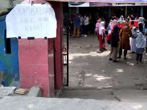 Viral Pintu Gerbang SDN Pondok Cina 1 Tertutup Proyek Trotoar, Begini Nasib Para Siswanya