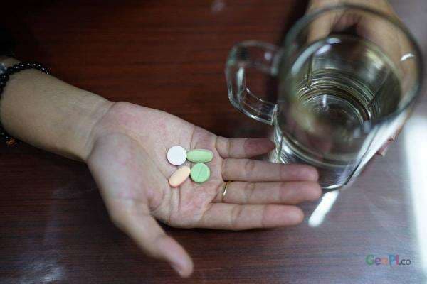 Kamu Tidak Dianjurkan Minum Obat dengan Air Dingin, Ini Alasannya