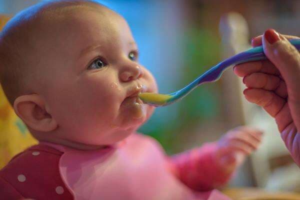 Dokter Tak Sarankan Madu untuk MPASI Bayi di Bawah Setahun