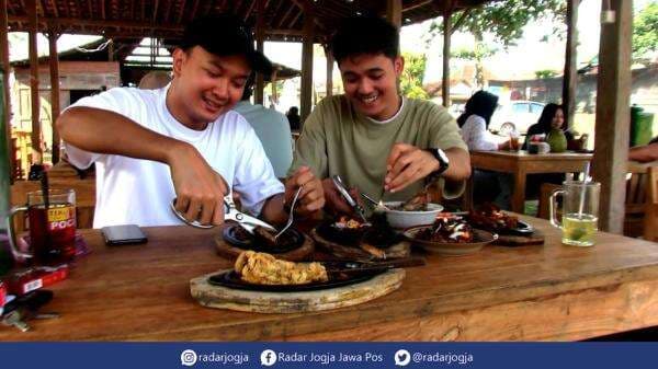 Pedasnya Iga Bakar Samber Gledek, Puluhan Porsi Ludes dalam Sehari