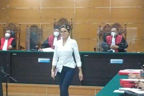 Nikita Mirzani Tertawa Mendengar Dakwaan JPU: Lucu Aja Nikita Mirzani Tertawa Mendengar Dakwaan JPU: Lucu Aja