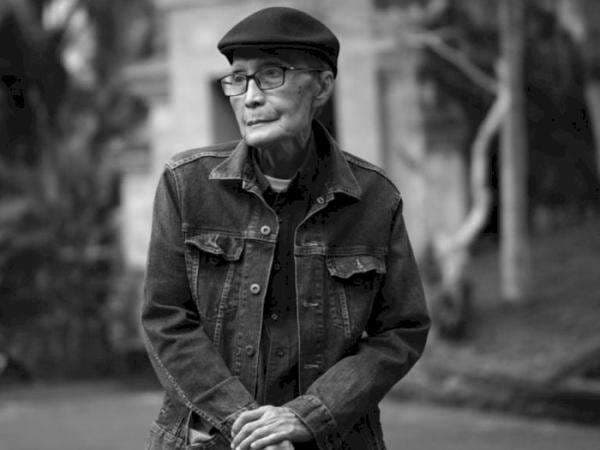 12 Kumpulan Puisi Sapardi Djoko Damono yang Paling Terkenal