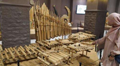 Istimewa! Google Doodle Tampilkan Sekumpulan Orang Bermain Angklung, Peringati Hari Angklung Sedunia