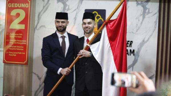 Sandy Walsh dan Jordi Amat Pamer KTP Usai Jadi WNI, Netizen: Awas Buat Pinjol!