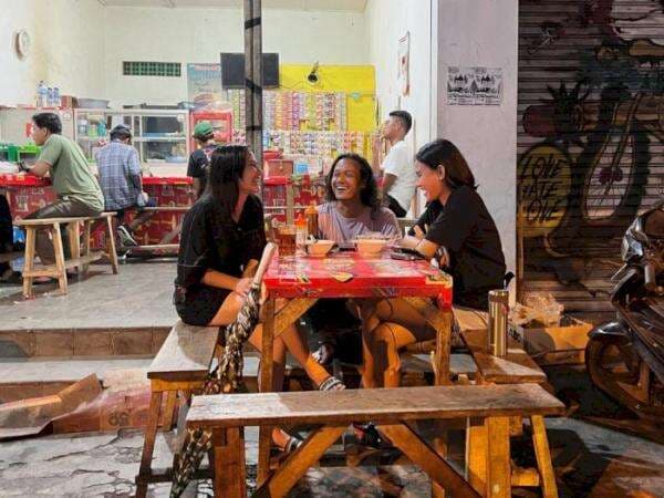 Bahagianya Prilly Latuconsina Makan Mie Instan di Warkop: Senang Banget!