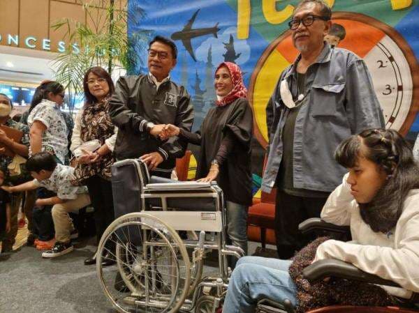 Gala Premiere Film Tegar Moeldoko Beri Kursi Roda Untuk Komunitas Disabilitas