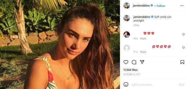 Pesona Jamie Robbins, Pevoli Cantik AS yang Kerap Tampil Eksotis di Pantai