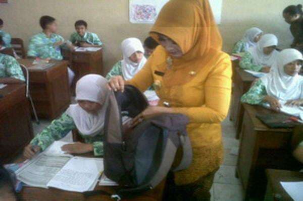 Nostalgia Cara Menyembunyikan HP Saat Razia, Ngeri File Pribadi Ketahuan