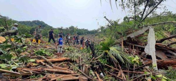 Gunung Jompong Runtuh, Satu Keluarga Tertimbun Hidup-hidup