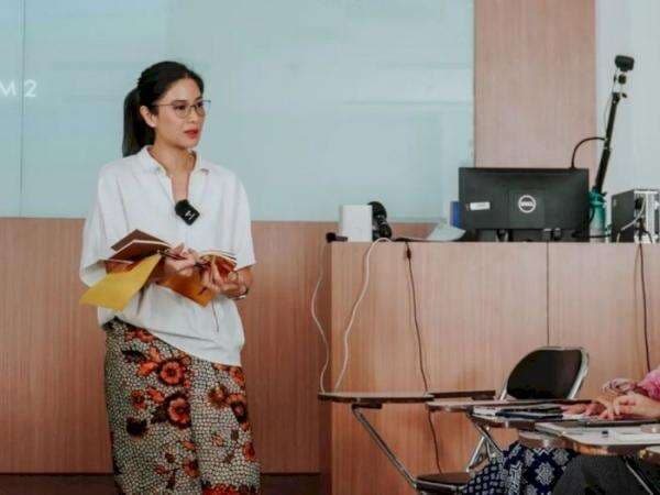 Intip Outfit Simple Dian Sastro Saat Jadi Dosen Tamu, Pakai Rok Batik dan Kemeja Putih