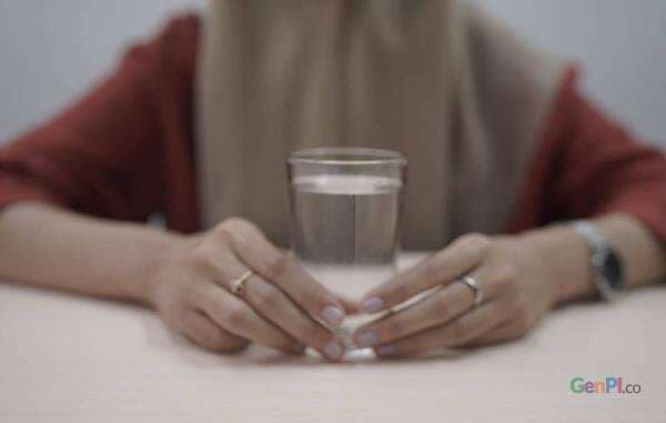 Jangan Sepelekan! Ini 5 Manfaat Minum Sambil Duduk, Ternyata Sangat Dahsyat