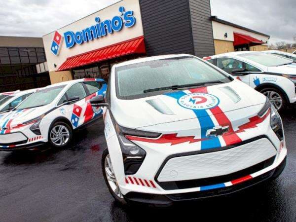 Ikuti Tren, Domino's Operasikan 855 Mobil Listrik Chevrolet Bolt Untuk Antarkan Pesanan